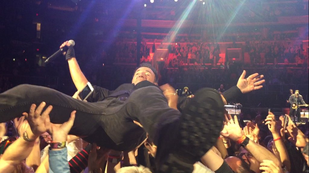 TedCanova's tweet image. Crowd surfing are you kidding me?! #Springsteen #therivertourdc