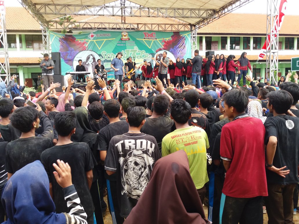 Acara scrabl3le diakhiri dengan duet antara pak waluya dengan Noe.selamat ulang tahun SMANIWAAAA