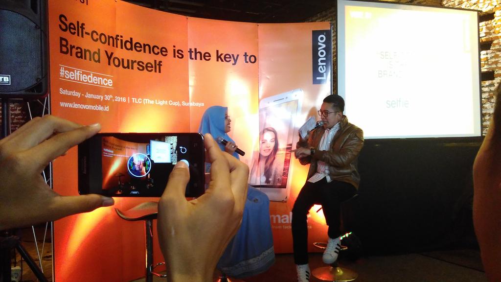 rialyzara's tweet image. Mbak @yuninukti on the stage :)  #selfiedence  #emak2blogger