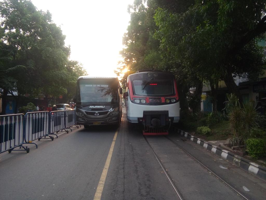 Saat railbus berdampingan bus(contra flow gladag-nonongan) <a href="/PEMKOT_SOLO/">pemkot solo</a> <a href="/tentangSolo/">Tentang Kota Solo</a> <a href="/kotasolo_fp/">Kota Solo</a> <a href="/pesonaSOLO/">IG: PESONASOLO</a>
