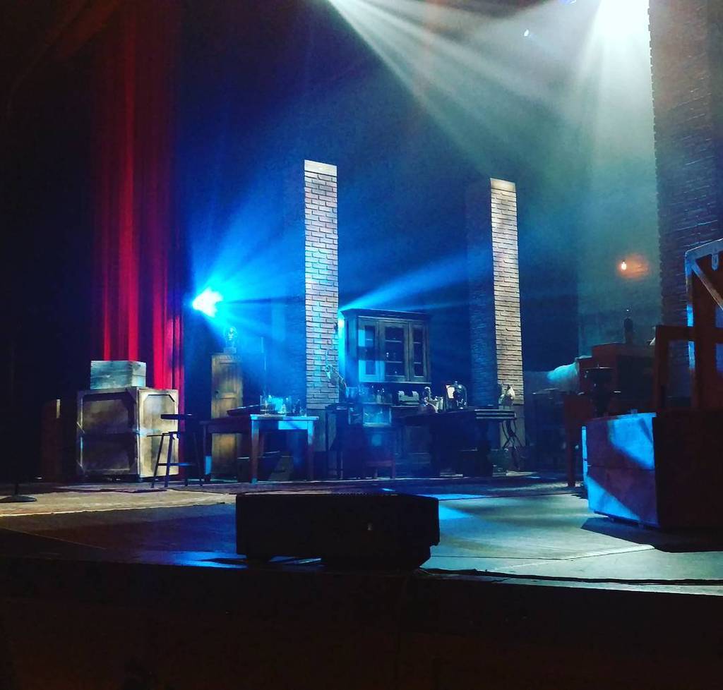 YevP's tweet photo. Stage looks like what I imagine @hardwick and @lydiahearst's house looks like. #funcomfortabletour #funcomfortable … https://t.co/sT24rB5d0m