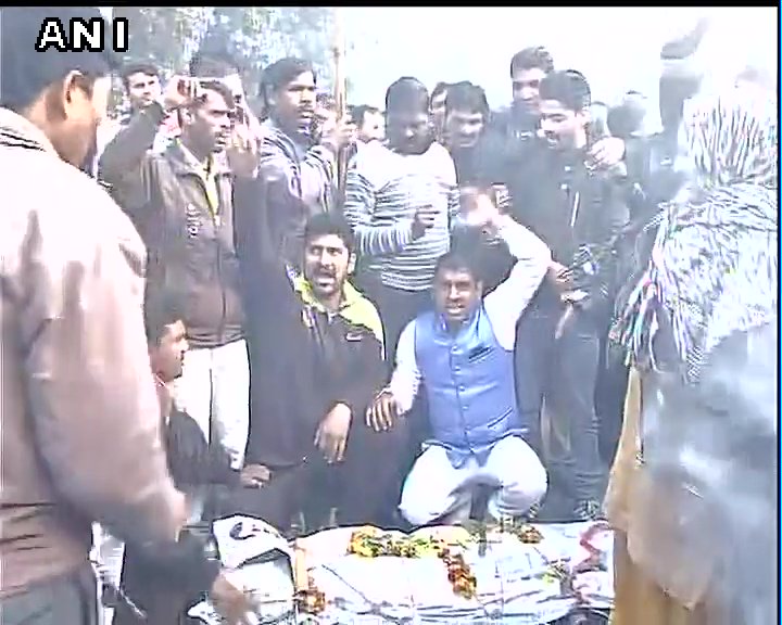 ANI's tweet photo. MCD workers protest in Patparganj area of Delhi over non payment of dues https://t.co/TEFMY5MV4J