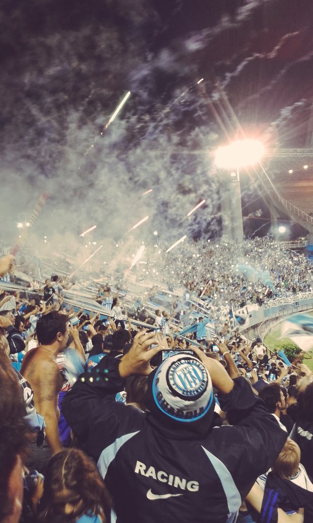 Locura_academia's tweet photo. Baile en la cancha, baile en las tribunas. ¡Tremenda fiesta de la gente de Racing! https://t.co/g1q1FTJbX1
