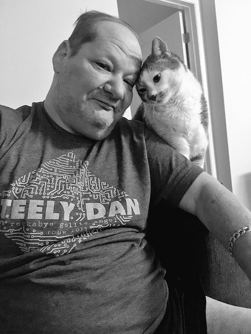 I love this photo of my awesome agent Mark Spiegler w/ his cat Alaska! #SpieglerGirl 😻 https://t.co/<a href="/tag/spieglergirl"class="tags"><span>#spieglergirl</span></a>