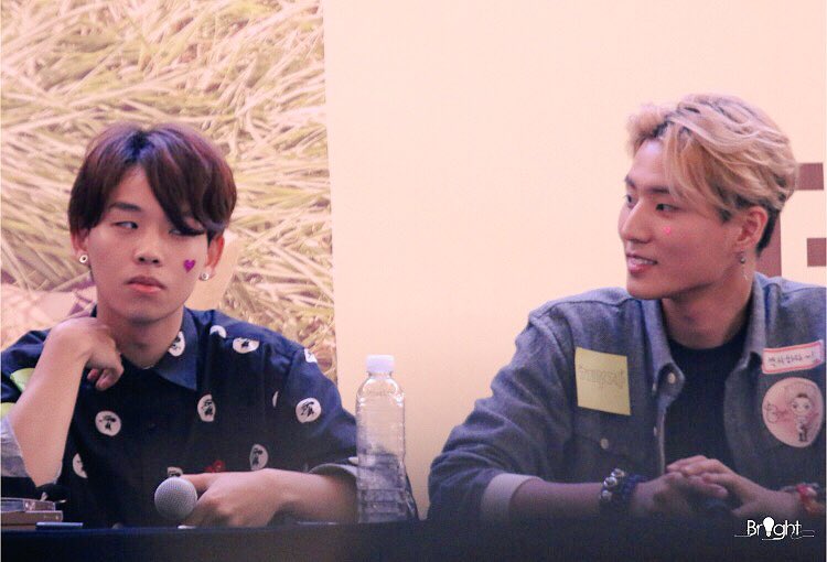 0904hottestTH's tweet image. มาจีบอะไรกันกลางงานแฟนไซน์ คือเข้าใจนะว่าจุนน่ารักแต่รอกลับหอก่อนก็ด้ายยย 😜 #Anjun #Day6