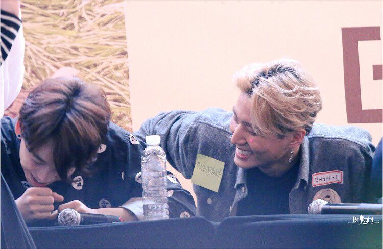 0904hottestTH's tweet image. มาจีบอะไรกันกลางงานแฟนไซน์ คือเข้าใจนะว่าจุนน่ารักแต่รอกลับหอก่อนก็ด้ายยย 😜 #Anjun #Day6