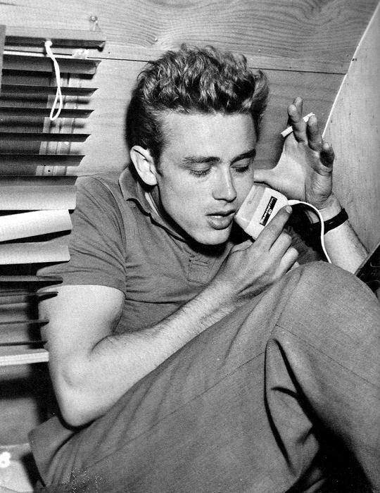 JamesFckngDean's tweet photo. James Dean going for a quick shave in between filming scenes for East of Eden, 1954. https://t.co/2P5GHwFYQ1
