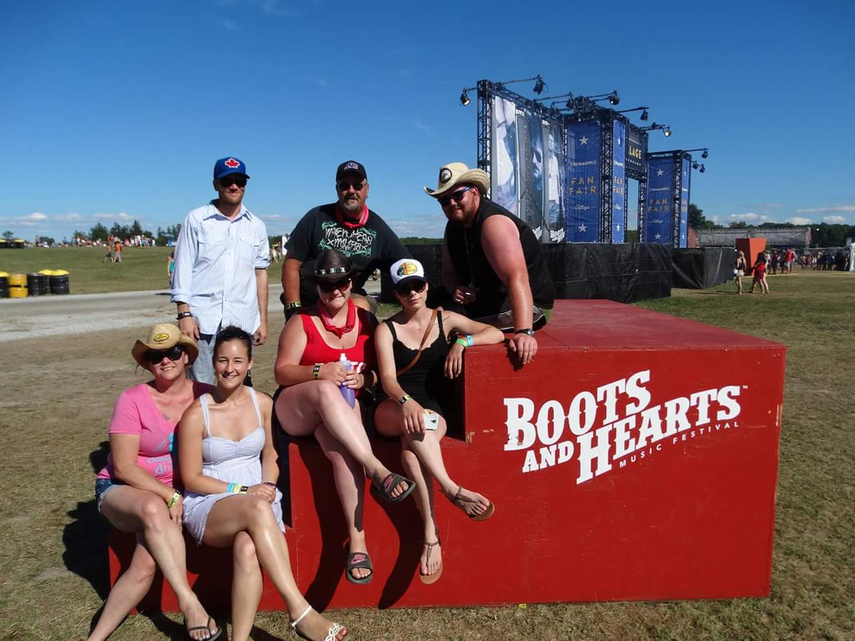 brad_parker's tweet photo. #BootsThrowback @xoxgeekxox what a party! https://t.co/BkjV2aTEk3
