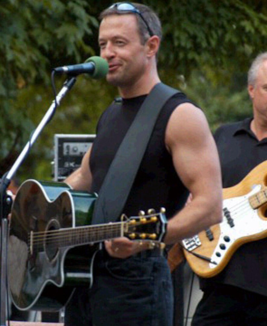 doonald_stump's tweet photo. WHO IS THIS "MARTIN OH MALLET" MAN AND WHY ARE HIS ARMS SO LUSCIOUS https://t.co/ramPpDr8Qp