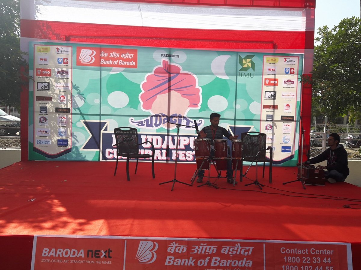 IIM_Udaipur's tweet photo. War of Instruments event in full swing @audacityiimu !!! #Audacity16 #LetsRetro https://t.co/Pi7XEw49pV