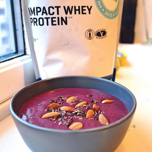 A protein smoothie bowl is the perfect way to start the weekend! 😍#NationalBreakfastWeek goo.gl/cA7F7E