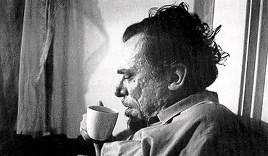 iyitweet's tweet photo. Dünyayı sevmek imkansız; Yatakta kalıp uyumayı yeğlerim.

/Bukowski/ https://t.co/sMXntLthF2