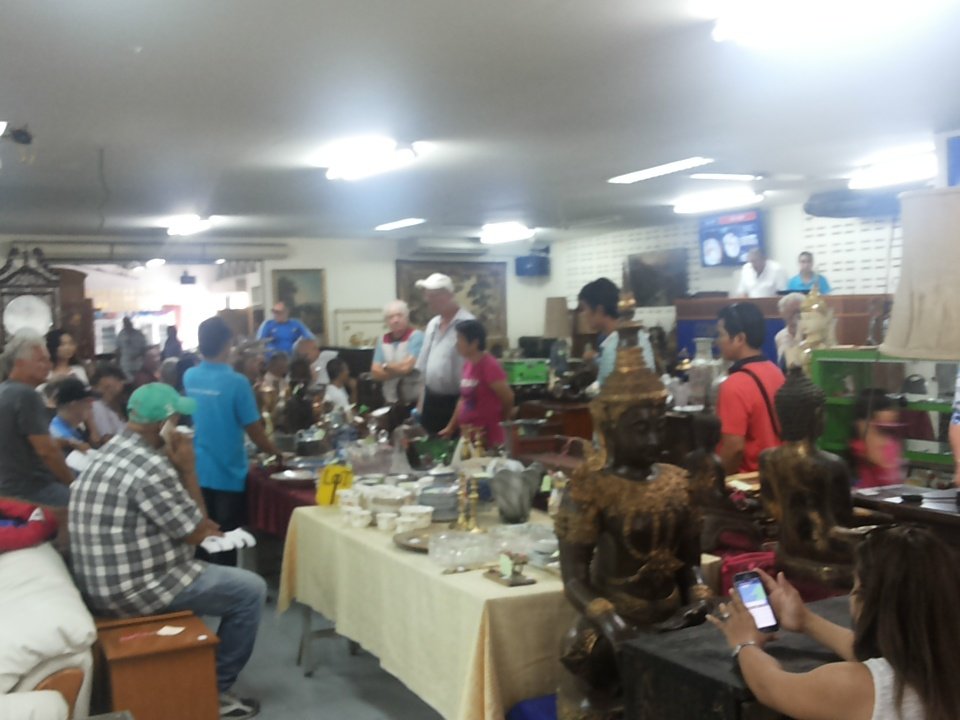 jomtienrealty's tweet photo. At #collingbourne #auction #pattaya today over 600 items on all very good deals every #saturday @ 11:00 am #jomtien https://t.co/8ec4MQOB9S
