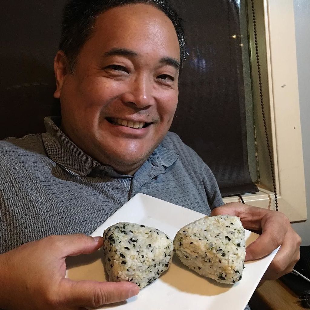 ParkRat's tweet photo. Me so happy! @holoholobargrill furikake musubis! #musubis #rice https://t.co/sYeJ4ShZoJ