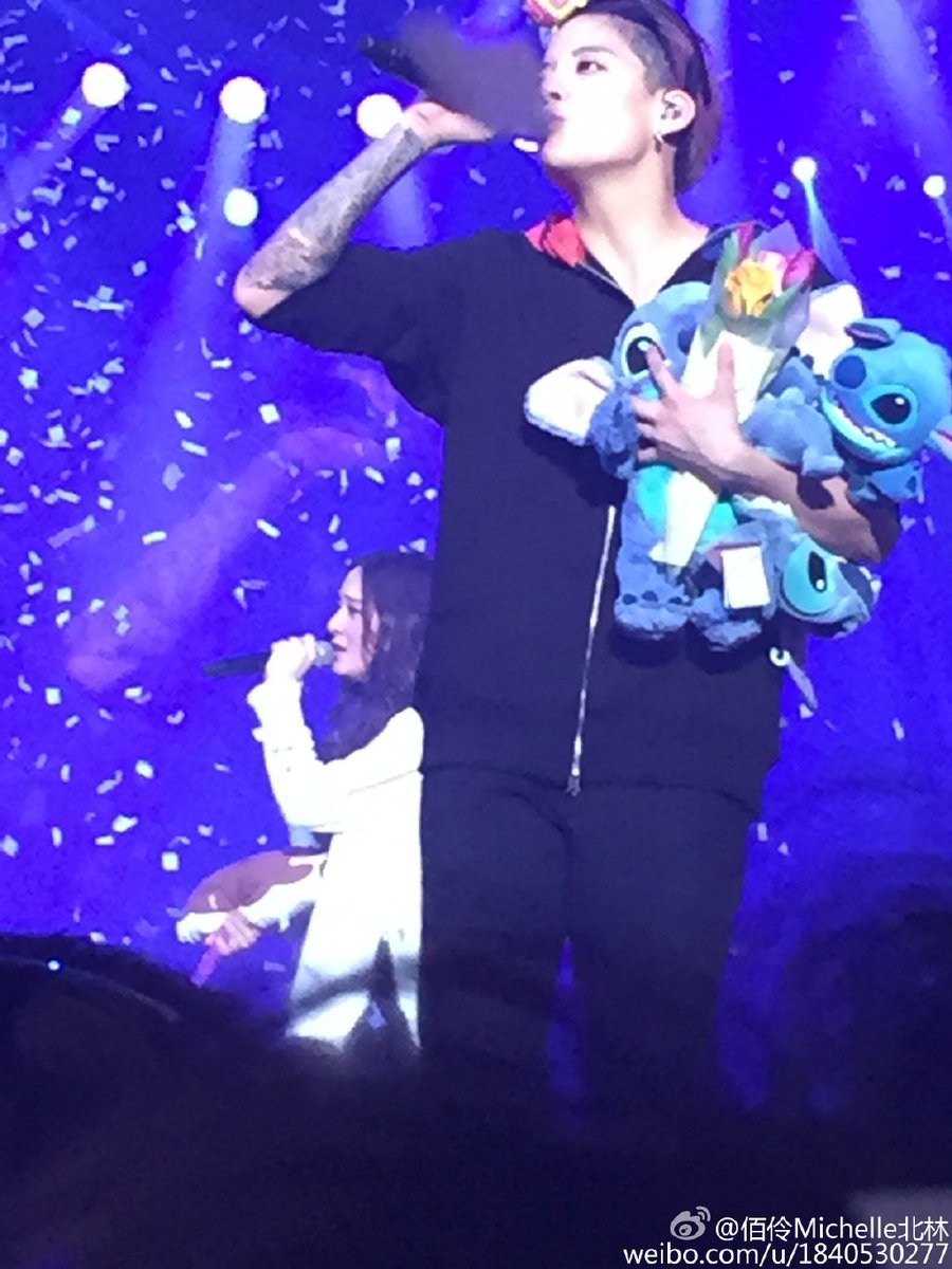 ambreuliu's tweet photo. F(ans) gave stitch dolls to Amber! oh god looks so beautiful #Dimension4inSeoulDay2 https://t.co/3n7alaCr8c