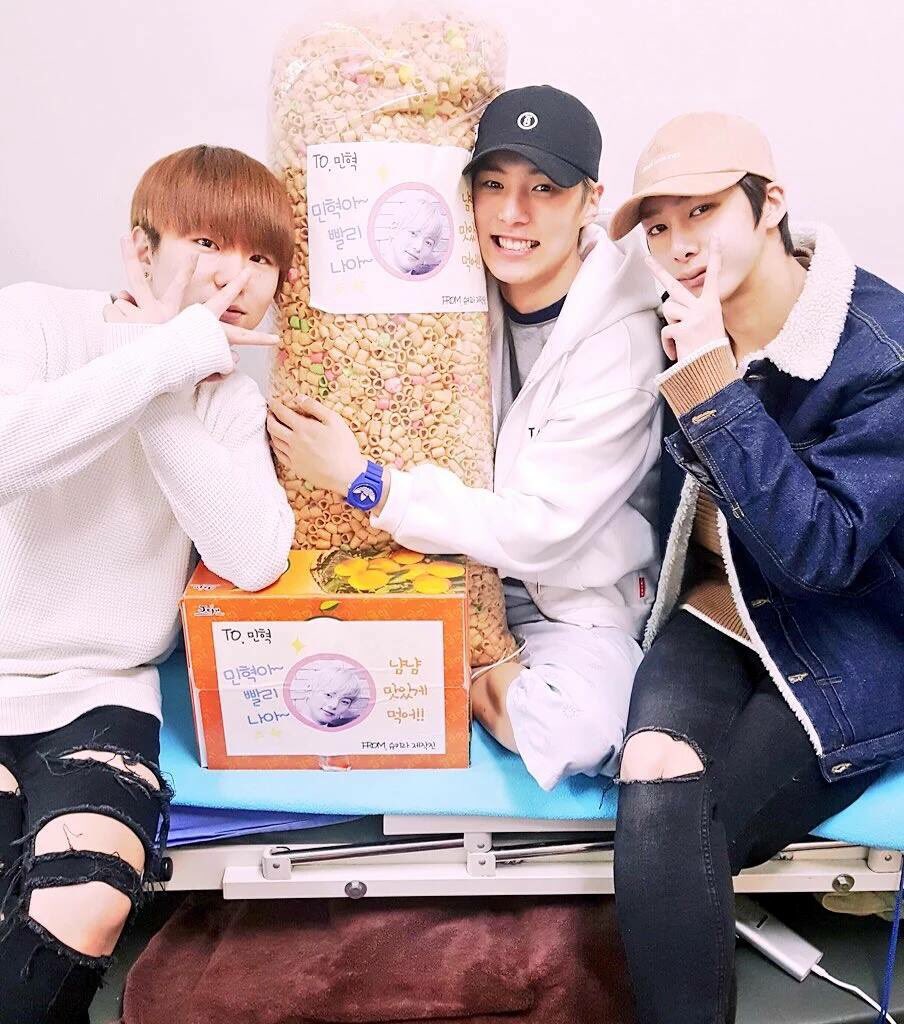 YongbokI_N's tweet photo. เห็นพี่มินยิ้มได้น้องก็ชื่นใจ >< หายไวไวนะพี่มิน พักผ่อนเยอะๆ พี่มินไฟติ้ง!! #GetWellSoonMinhyuk #LetMonstaXRest https://t.co/6C6cRZGXRq