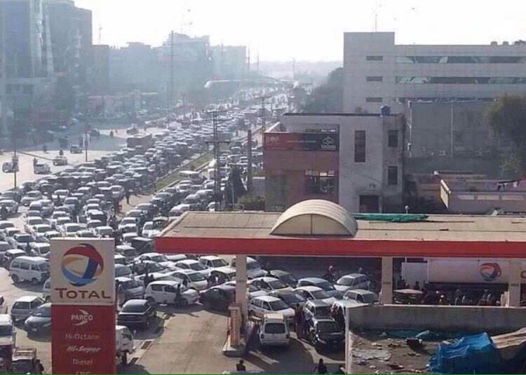 shaheerk779's tweet photo. #5RsReductionIsNotRelief Line fr petrol,line fr Sugar,line fr Floor,"Line" is now Pakistan's destiny... https://t.co/MaKypBXeqa