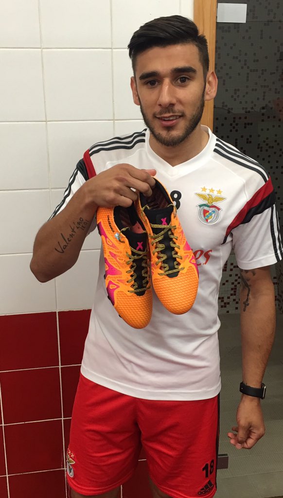 totosalvio8's tweet photo. E agora quem é que me vai parar? 😉 @adidasfootball #X15 #bethedifference #primeknit https://t.co/wQSMhxHgYA