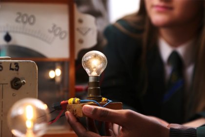 PhysicsNews's tweet photo. The IOP are offering 150 Teacher Training Scholarships – find out if you’re eligible https://t.co/BB2oKlTv8D https://t.co/cStuhszXAd