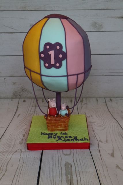 emmatdedman1's tweet photo. Hot air balloon/ Peppa pig cake! #peppapig #cake #hotairballoon #3Dcake #sculptedcake #cakeart https://t.co/K6JUxBU69n
