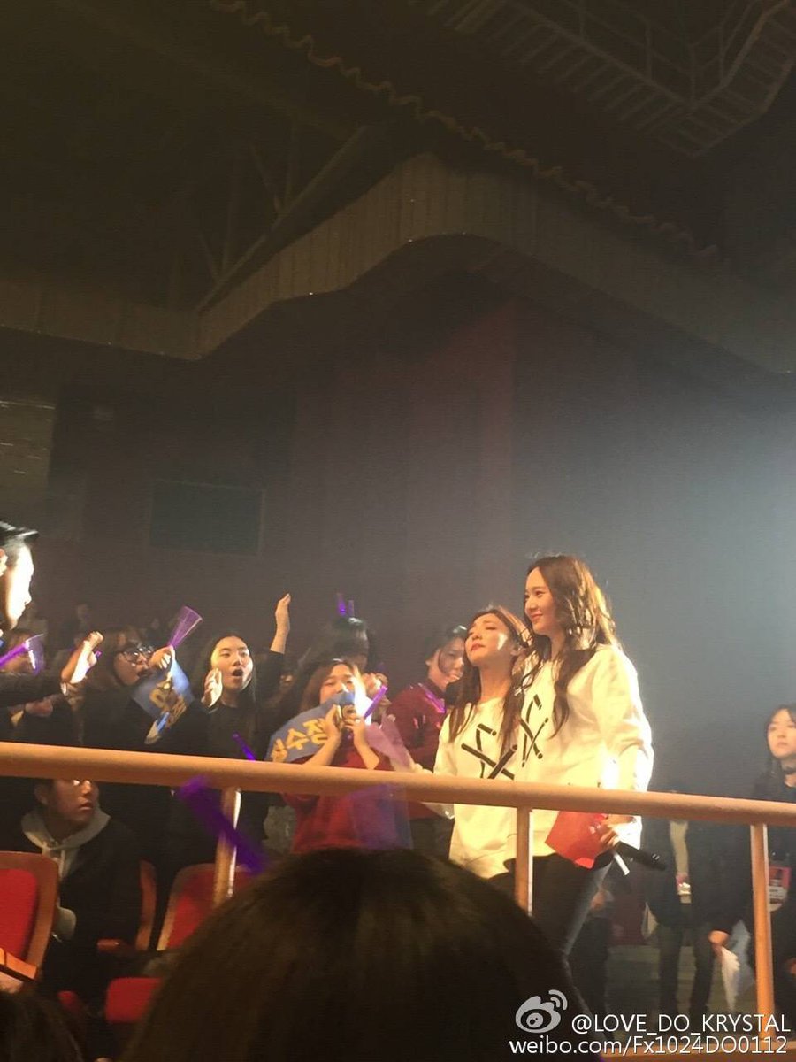 affxtionINA's tweet photo. [FANTAKEN] 160130 Krystal &amp; Luna - 'Dimension 4 ㅡ Docking Station' in Seoul cr; LOVE_DO_KRYSTAL https://t.co/ytejYPklEL