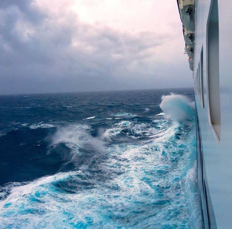 Crocieristi's tweet photo. E mi #raccomando #seguite la #scia #OceanoAtlantico d' #inverno solo con #QueenMary2 @cunardline https://t.co/mz13EuPIpq
