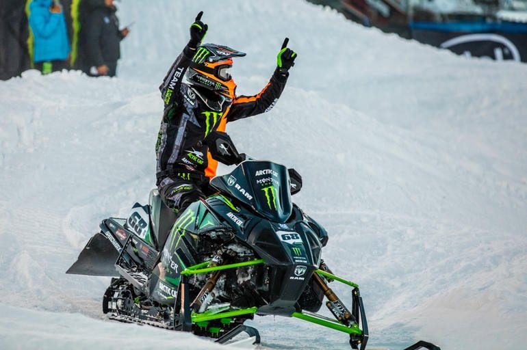 誰にも止められない！タッカー・ヒバートが #XGames スノーモービル