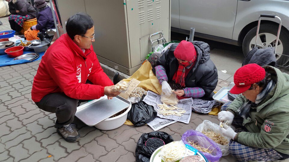 lovjecheon's tweet photo. 길가에 한 평 남짓한 공간의 차가운 바닥에 앉아 수고하시는 어르신들을 만나 그 분들의 소소한 이야기를 들었습니다. 어르신들의 이야기에는 삶의 지혜가 묻어나옵니다. https://t.co/oA3JPCe8cm