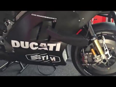 gponedotcom's tweet photo. Stoner looking around the Ducati box https://t.co/Amvttk5Z1n https://t.co/4H6ArlVppA