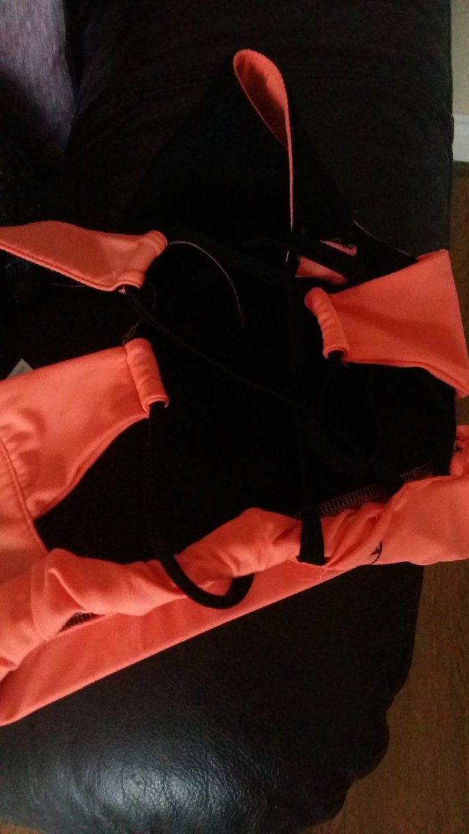 LauraH2410's tweet photo. @Missguided Not happy, one wash and can't wear my new sports bra because the elastic is knackered! 😠 https://t.co/QEMKna7I44