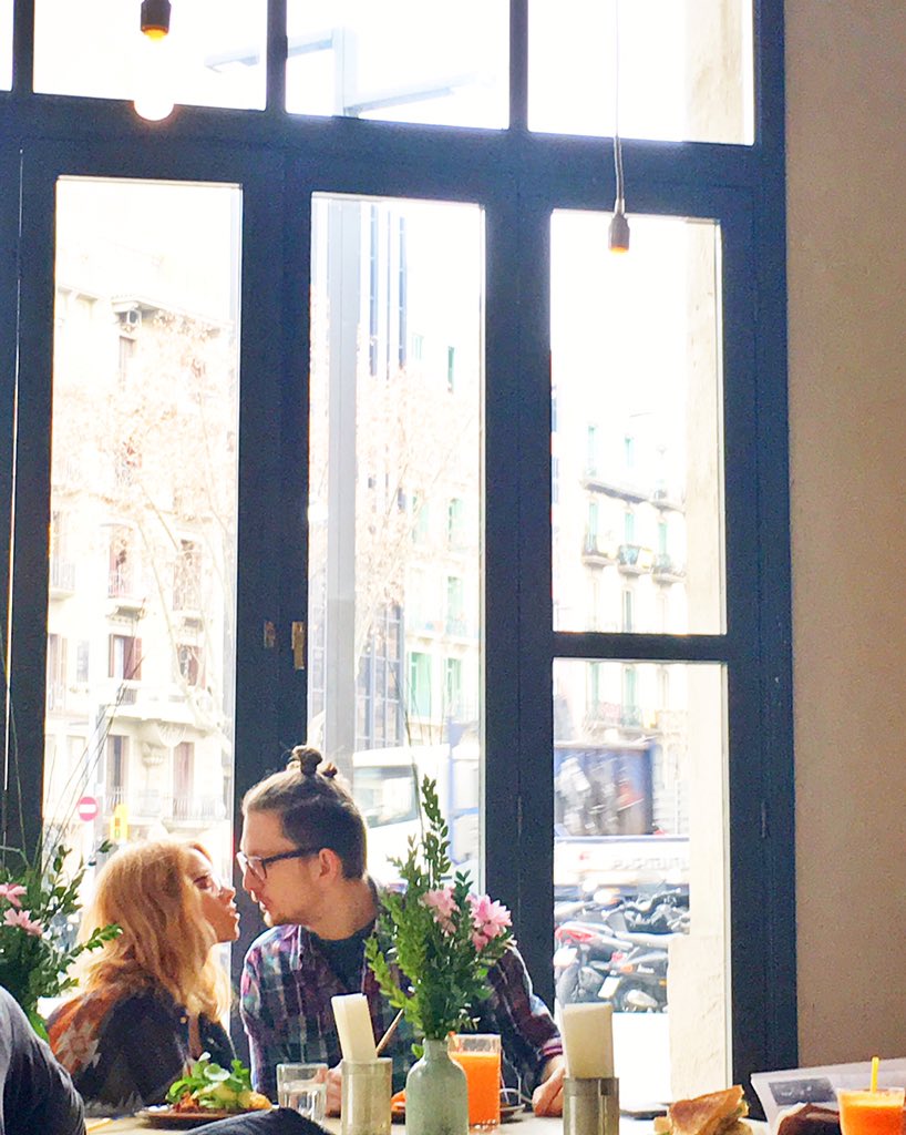 Esmorzant en aquesta Barcelona primaveral a la Granja Petitbo... #loveisintheair #barcelona