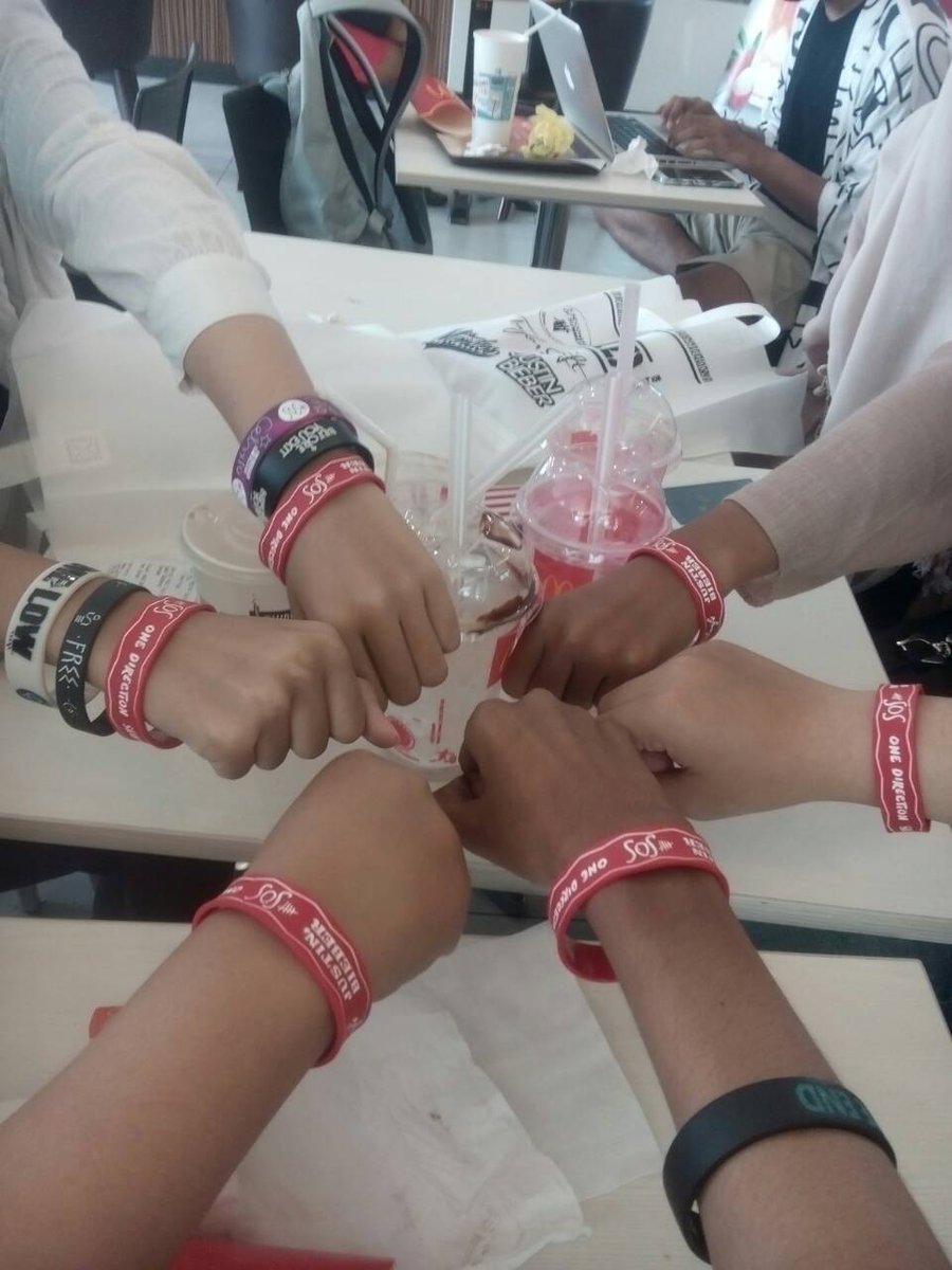 5SOSfamSurabaya's tweet photo. who hasn't got our wristband? you can contact the CP on the #SFG poster and we'll give you this cute 5 fandoms wb🙌🎉 https://t.co/goWvRVfJwU