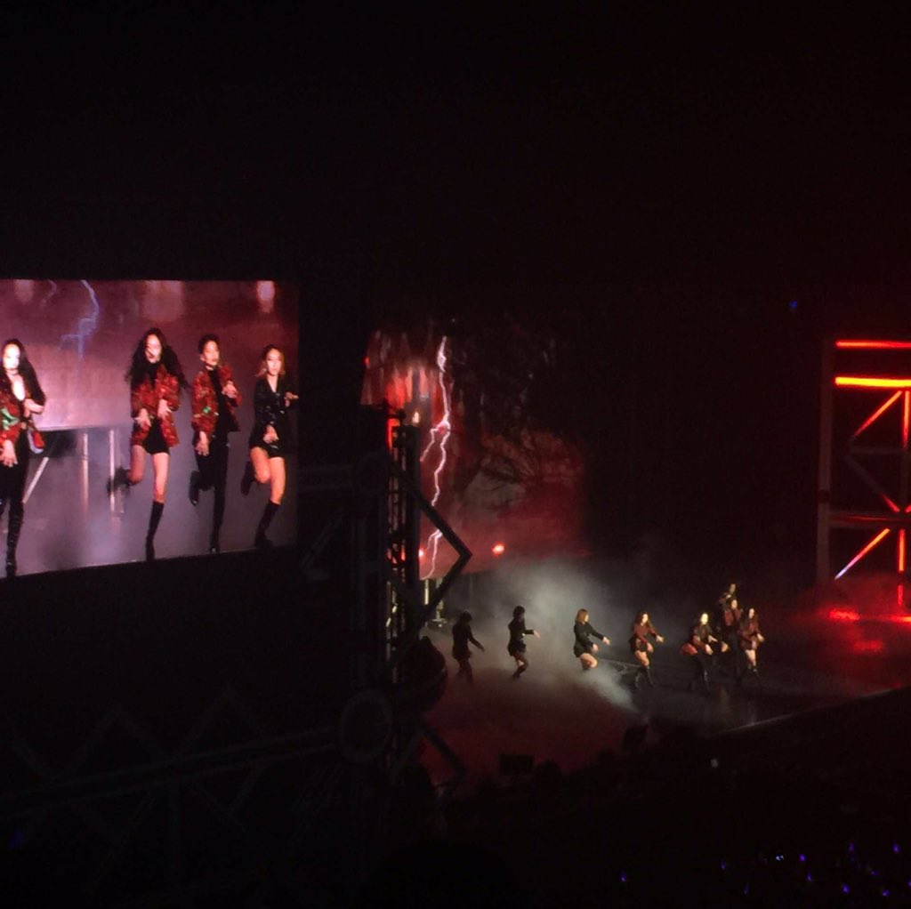 FxLUNAMoonLight's tweet photo. cre.脖子底下都是腿的小公举#Dimension4inSeoulDay2 https://t.co/kPgxO7juAi