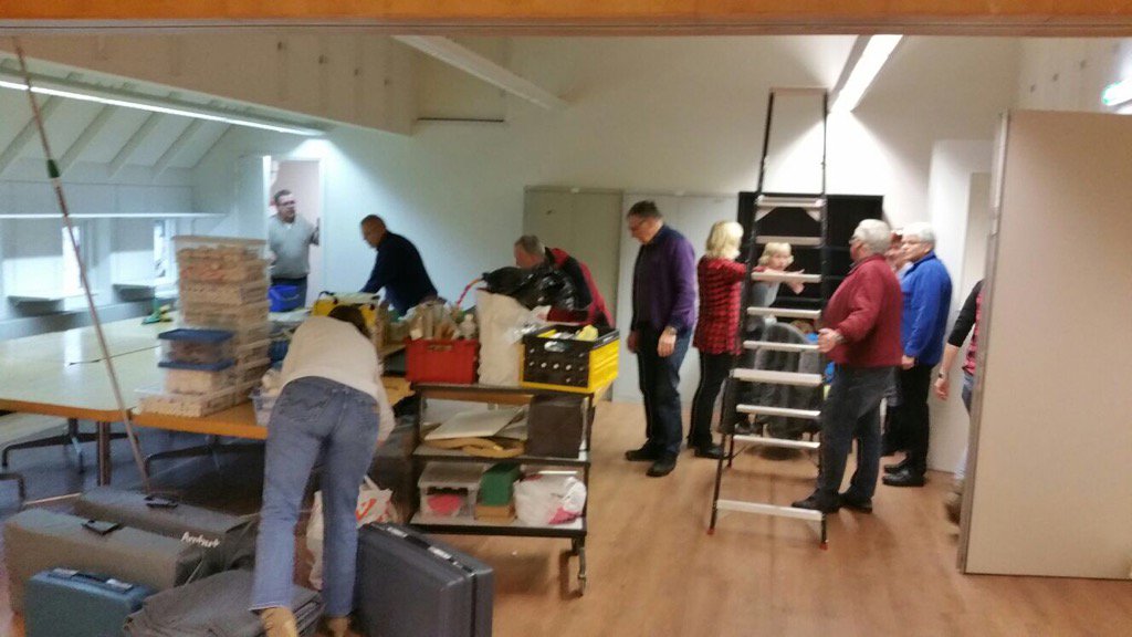 JanZwAalden's tweet photo. Zojuist ontvangen foto van inzet vele vrijwilligers in #Dalen #Spinde #CoevordenVerbindt Sfeer net als gister 👍😀 https://t.co/xf19mcWhfW