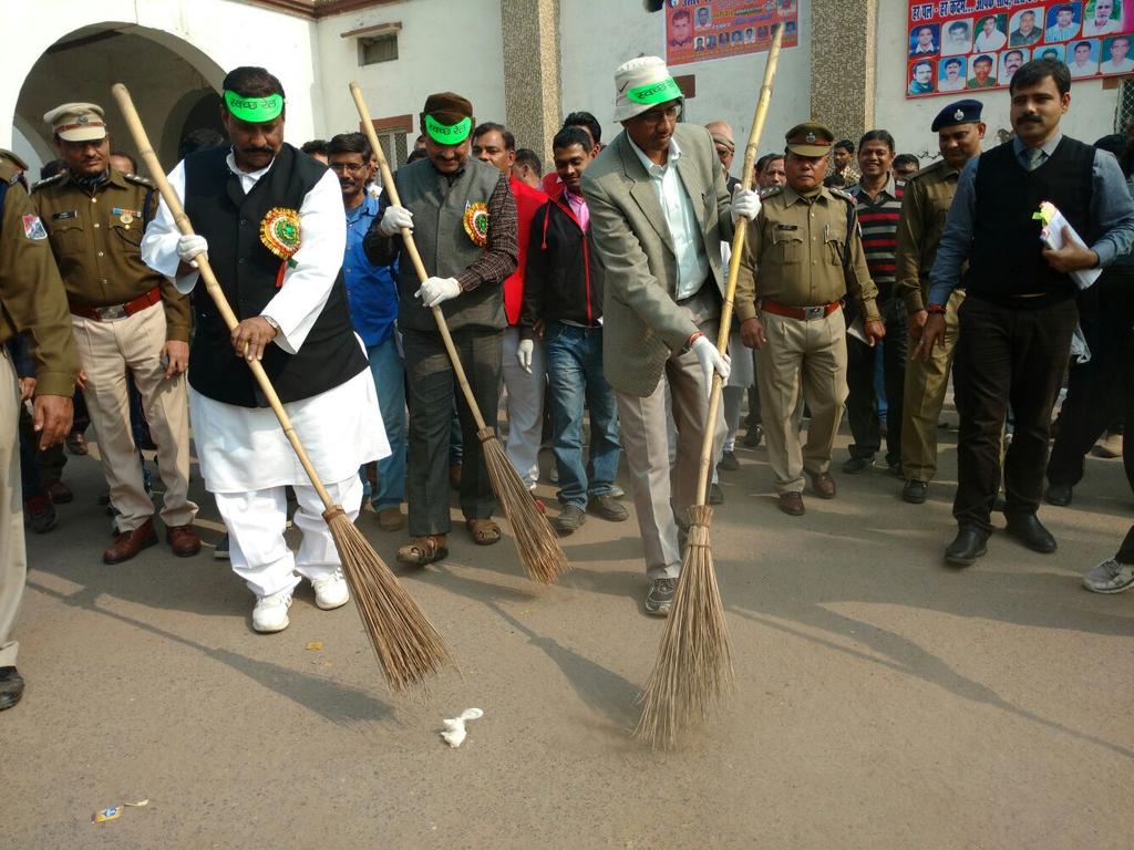 MP/Pratapgarh participated in Swachh Bharat Abhiyan conducted on martyr's day at Pratapgarh station.
