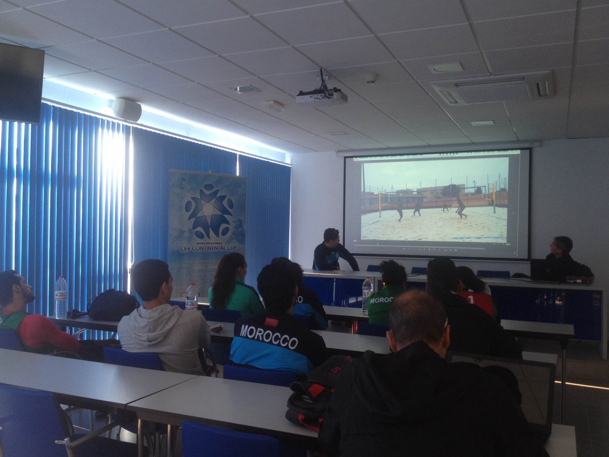 Comenzamos el día analizando el entrenamiento de ayer de la Federación Marroquí en nuestra sala de audiovisuales.