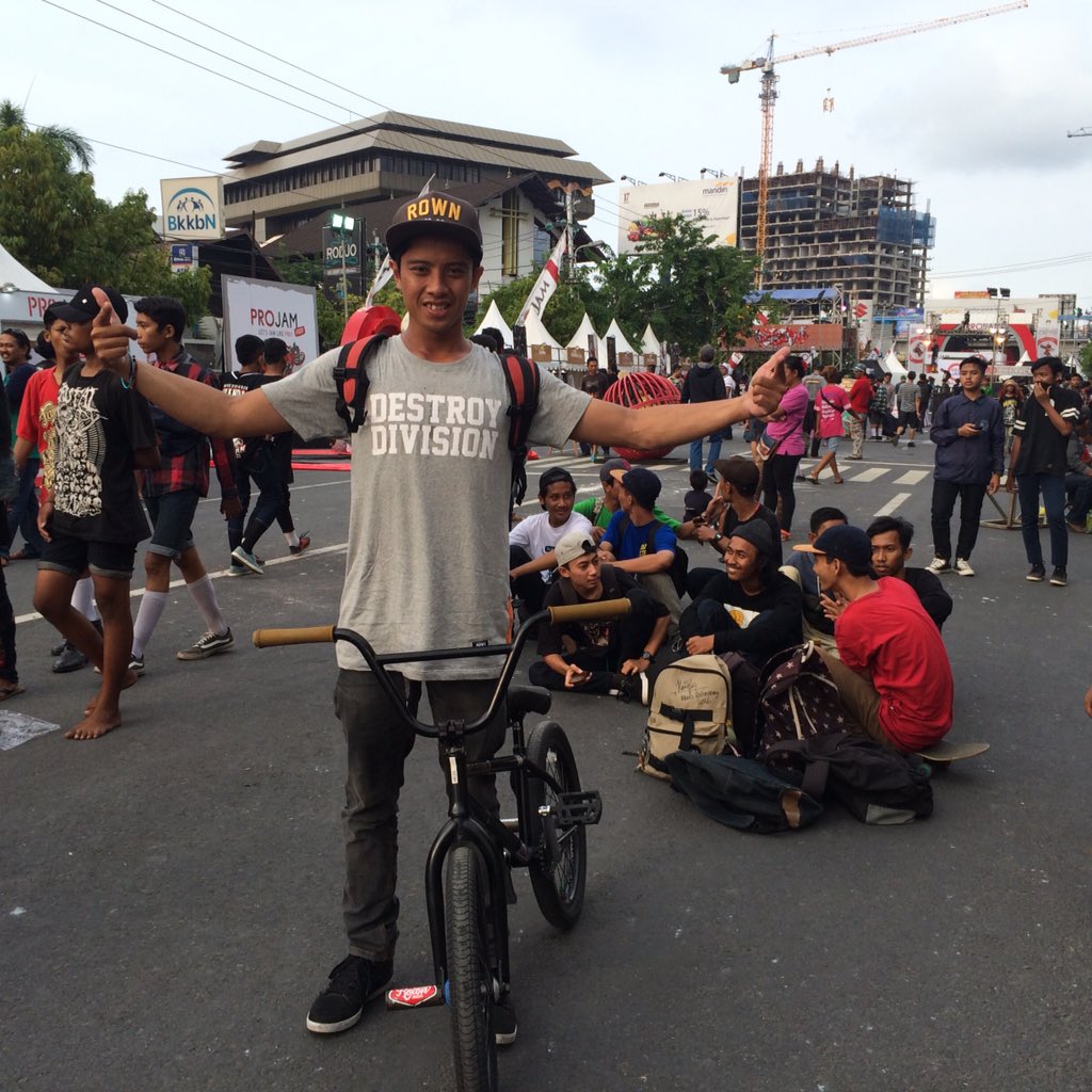 errbmx_'s tweet photo. makasih banyak buat supportnya @rowndivision ,competition bmx street projam semarang \=D/ https://t.co/e5x1uWzzLn