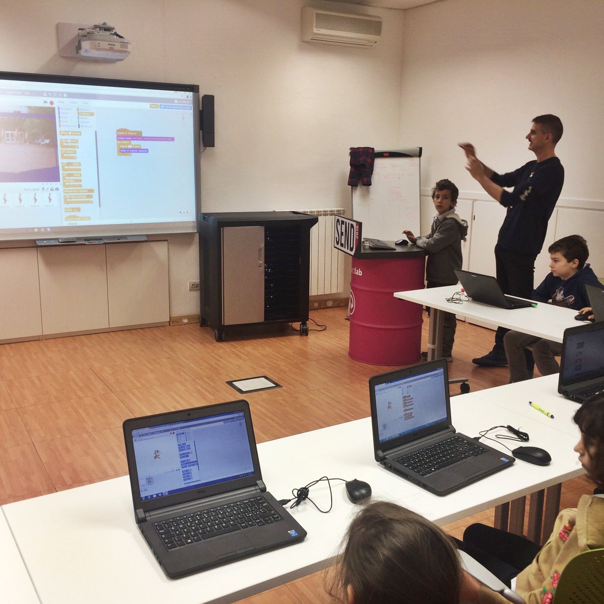 mastercoder_it's tweet image. Ryan illustra ai suoi amici il suo progetto su Scratch. #MasterCoder