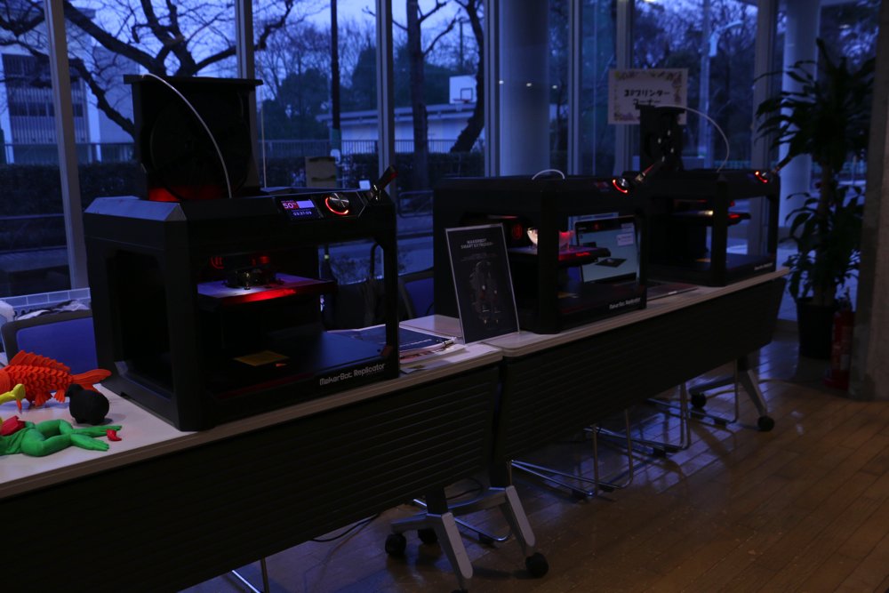 takaratomytoys's tweet image. 【 #タカラトミーおもちゃハッカソン 】
今日はアイデアの中間プレゼンを終え、ピザタイムも挟みながら明日の最終プレゼンに向け各チーム準備を進めています！３Dプリンターも３台フルで稼働中！明日の発表が楽しみです！
 #toyhack