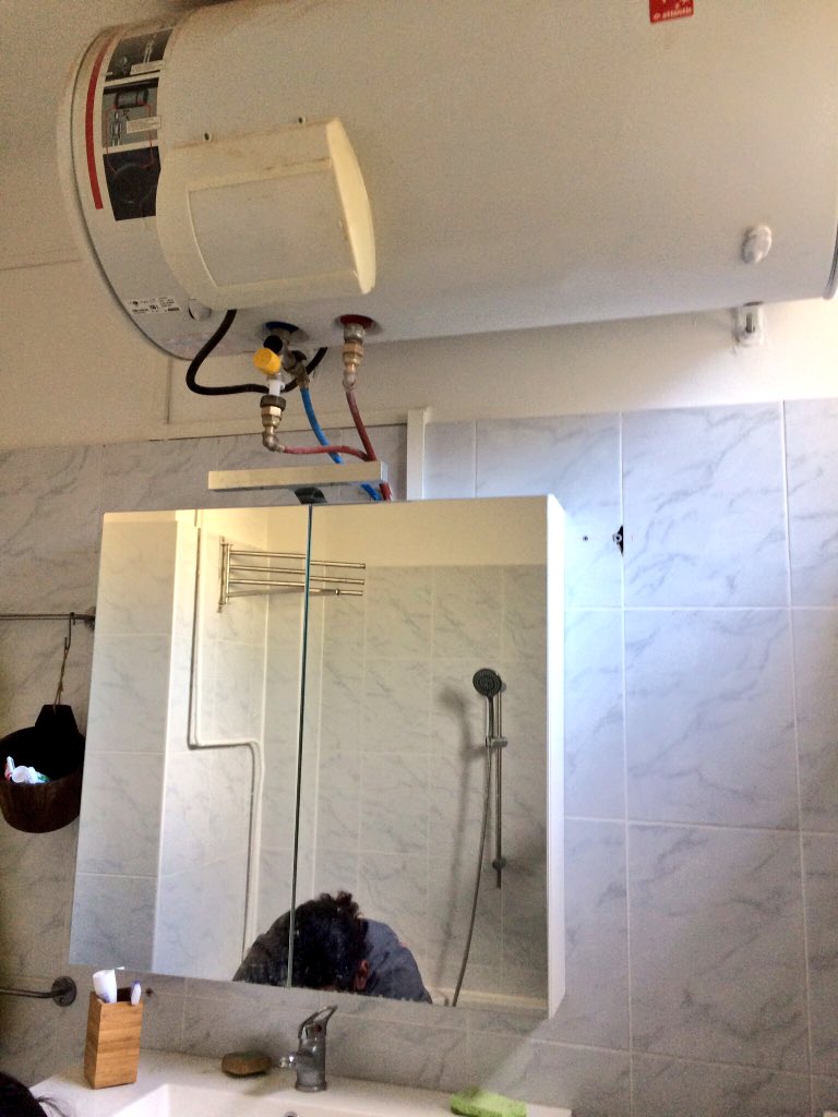 ArtisansRevolte's tweet photo. Non mais vous avez vu ça !? Elle est où la norme NF C 15-100 pour la salle de bain ?! #danger #sdb #inconscience https://t.co/yEqwlfDAW7