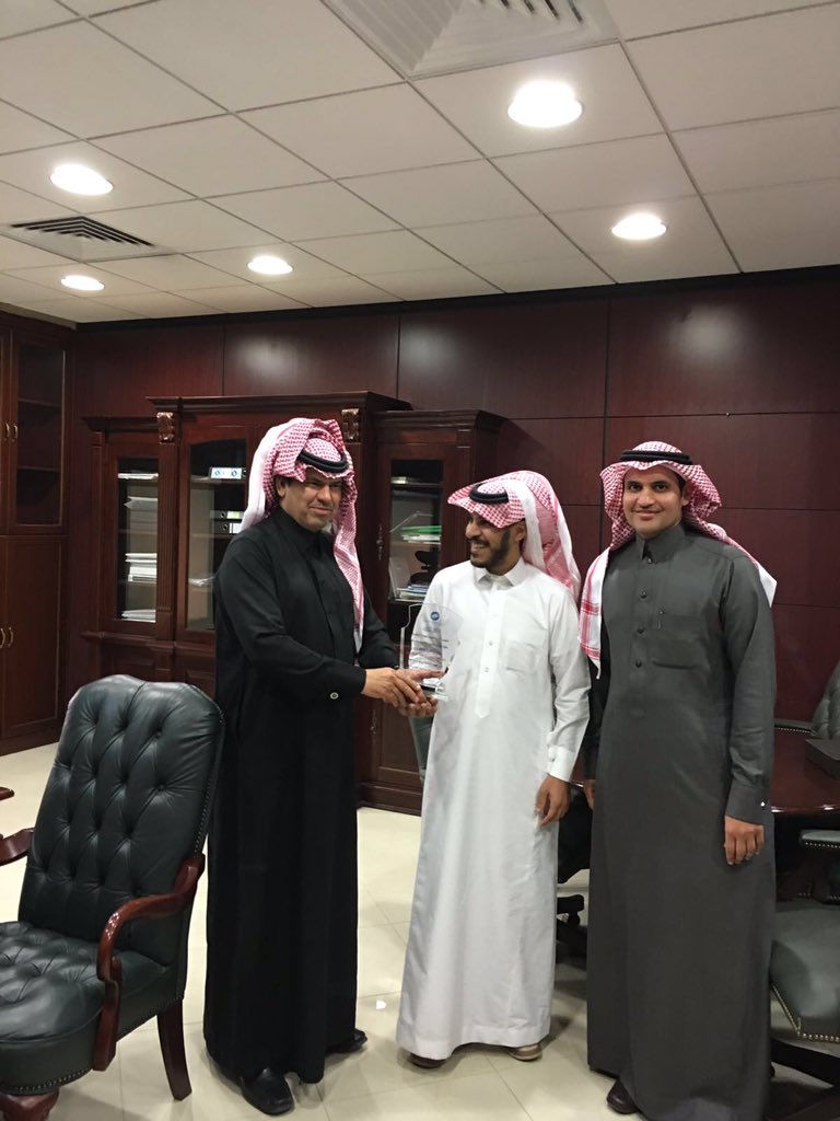 mns_abuferas's tweet photo. قدمت الشئون الإدارية درعا للزميل تركي الهويدي تقديرا منها لارتفاع إنجازيته وجديته في العمل .. شاركت بتسليمه الدرع https://t.co/581DhZW34b