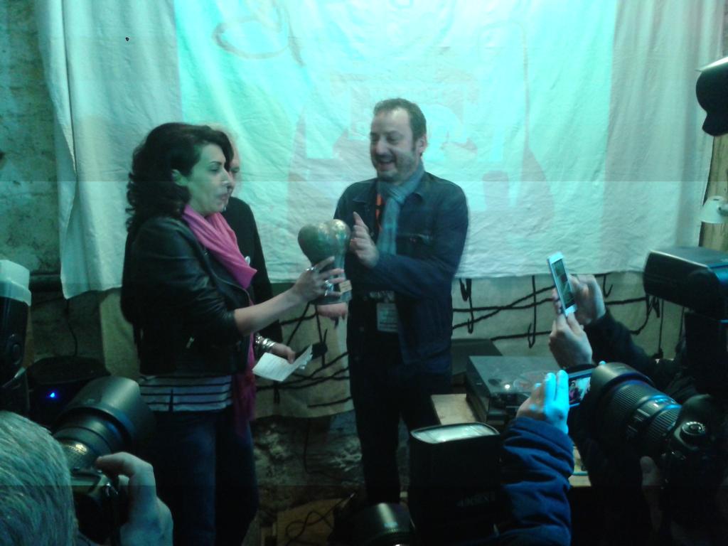 lblache's tweet photo. #Angoulême #FIBD2016 #OffOfOff Le premier prix #CouillesAuCul remis à @willisfromtunis https://t.co/6sSFOq6Ahz