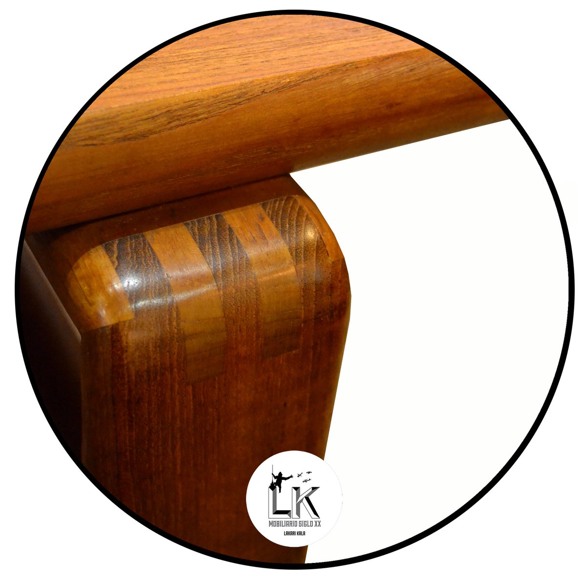 LakariKala's tweet photo. Detalle de una mesa de centro danesa, madera de teca. Ven a descubrir el resto, calle de la Palma 20 @LakariKala https://t.co/eKl09UNYwS