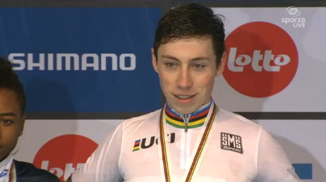 Mooi: de 17-jarige Jens Dekker geniet van het Wilhelmus #WKZolder #junioren sporza.be/permalink/1.25…