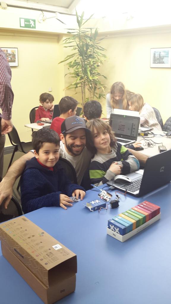 majadajoven's tweet image. ¿Analógico o digital?  Usando servos y potenciometros en #coderdojoMajadahonda