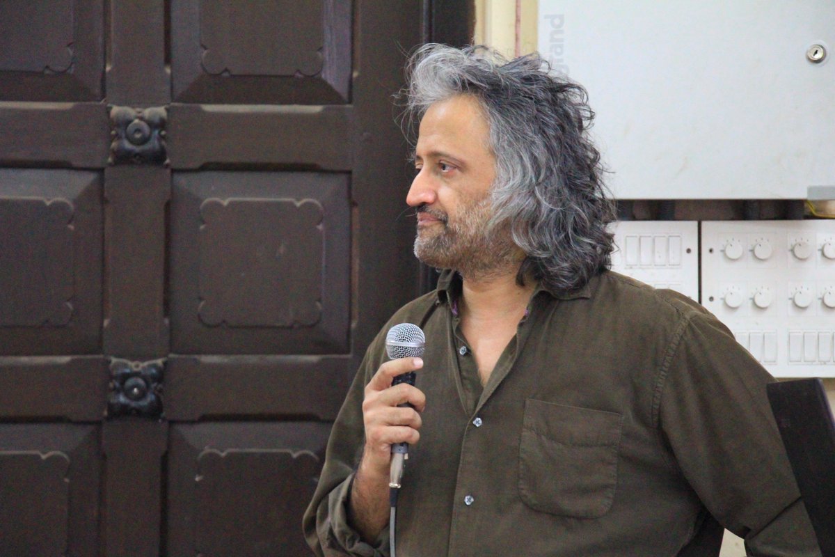 ZGconference's tweet photo. @samarjodha at his talk - 'Further than frames' at @ZGconference #Day2 #Zeitcon https://t.co/eAMknUtfUp