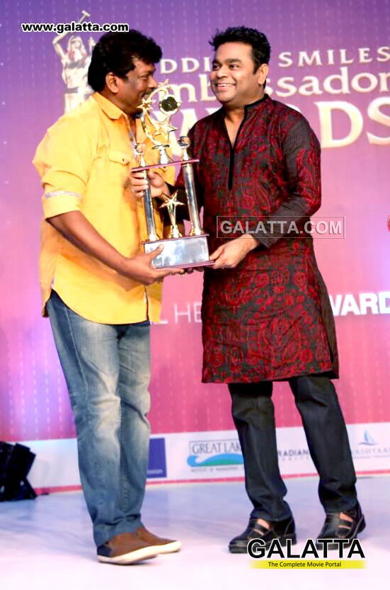 galattadotcom's tweet photo. #Parthiban receives award from #ARRahman! #AddingSmilesAward @rparthiepan @arrahman https://t.co/H2QgSrCC1N