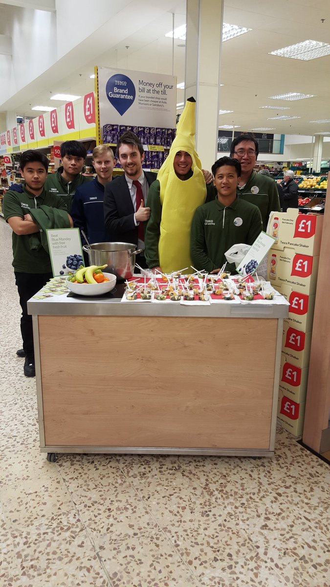 #BEATBLUEMONDAY #BananaYaseer Sunbury Extra doing our bit to cheer up the community <a href="/jlingard1989/">James Lingard</a> <a href="/hamiltoncol/">Colin Hamilton</a>