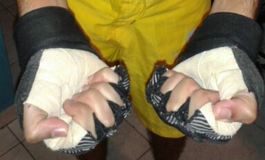 shaggy_san's tweet photo. #LunesDeGanarSeguidores #VentasMerida #TrafficVentas Se venden guantes para entrenar marca EVERLAST 04121206621 https://t.co/ngyWfrLEuy