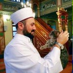 愛溢れる行動に感動・・猫を守る紳士がいた!